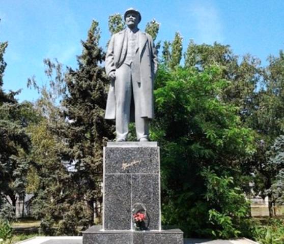 Цветы у памятника Ленину в Скадовске.