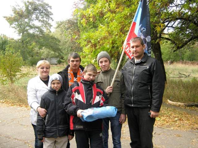 Зуевские активисты и дети из харцызского детского приюта.