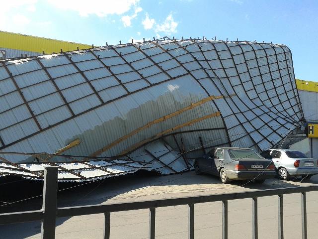 В Харцызске на автовокзале произошло ЧП. С магазина Обжора сорвало крышу.