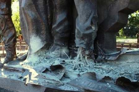 Памятник погибшим ополченцам частично пострадал