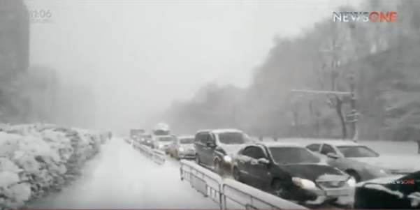 Снег парализовал улицы Киева