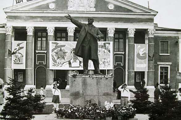 Харцызск, памятник Ленину на одноимённой площади