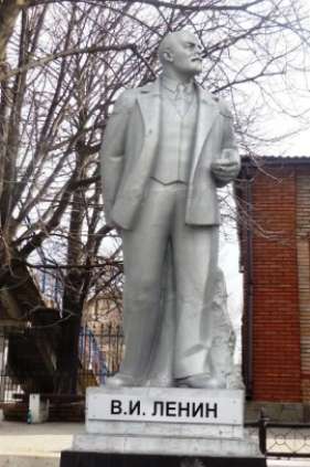 Харцызск, памятник Ленину на ЖД вокзале