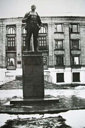 Харцызск, памятник Ленину на улице Адамца