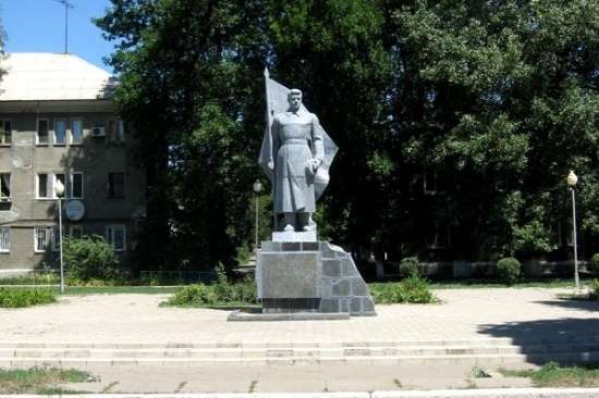 На Аллее памяти, на улице Вокзальной, находится братская могила советских воинов