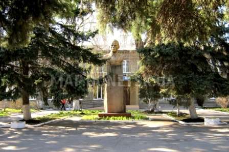 Памятник Герою Советского Союза С. Николенко возле городской библиотеки