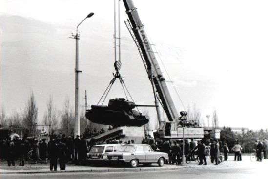 Установка памятника танкистам 26 апреля 1985 года