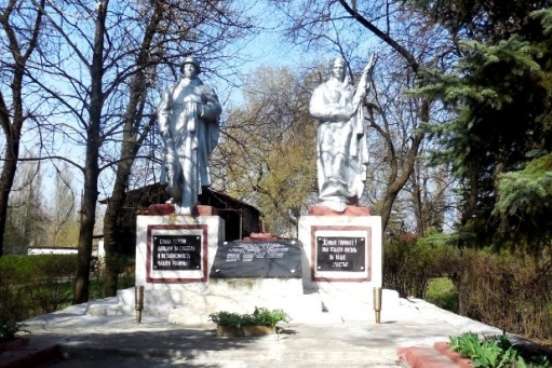 Памятник погибшим советским военнопленным на заводе "АРМЛИТ"