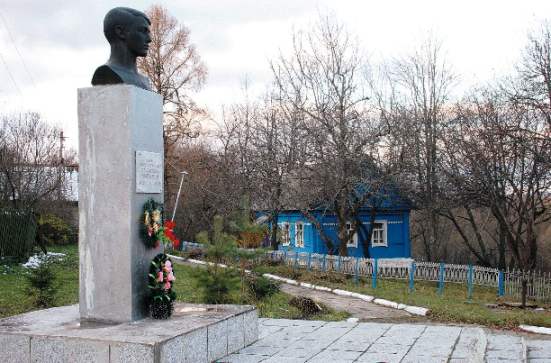 Мемориал в честь Александра Чекалина в селе Песковатском