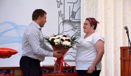 Анна Грачева получает членский билет из рук Захарченко