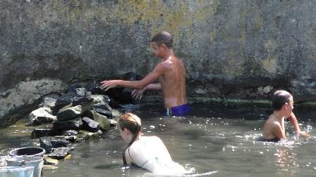 Зуевские тимуровцы очищают водослив