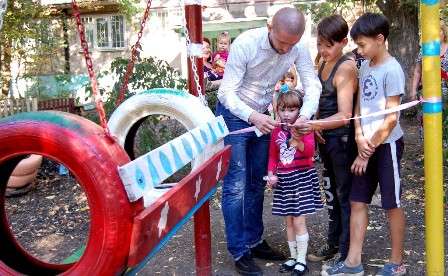 Открытие новой детской площадки в Харцызске