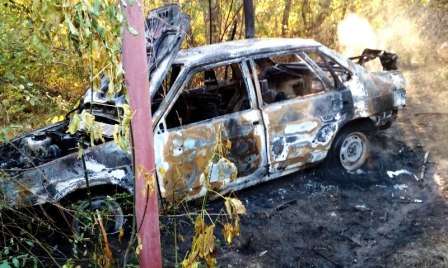 В Зугрэсе сожгли автомобиль