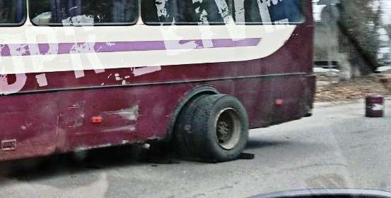 Харцызск, у рейсового автобуса «Харцызск – Донецк» отвалилось колесо