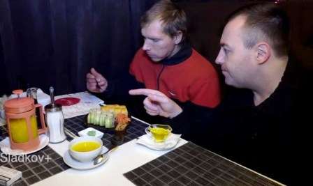 Донецк, Пленного бойца ВСУ учат есть суши
