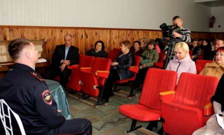 Жители Харцызска пообщались с правоохранителями