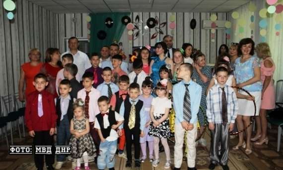 Сотрудники полиции Харцызска поздравили детей с праздником