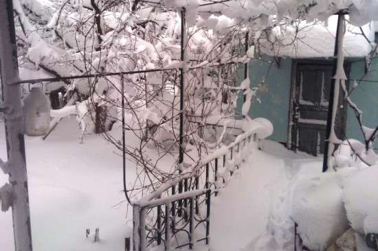 Харцызск занесло снегом