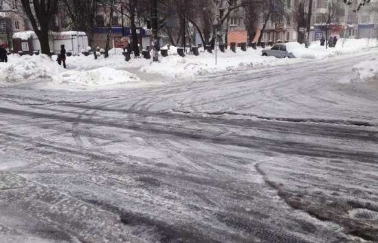 В Харцызске на хватает техники для расчистки дорог от снега