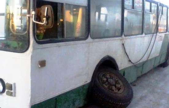Из-за ужасного состояния дорог в Харцызске, у троллейбуса отвалилось колесо