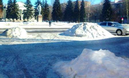 Харцызск - весна на подходе, а в городе горы снега