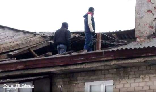В Харцызске, по улице Ветеранов, под тяжестью снега обвалилась крыша