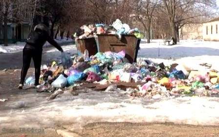 В посёлке Горное переполнены мусорные контейнеры