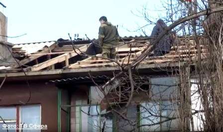 В Харцызске продолжается ремонт повреждённых крыш