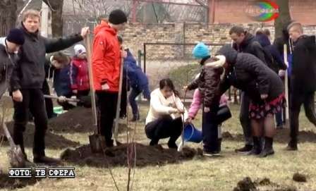 В школах Харцызска посадили саженцы яблонь