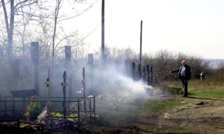 Харцызское кладбище превращается в свалку