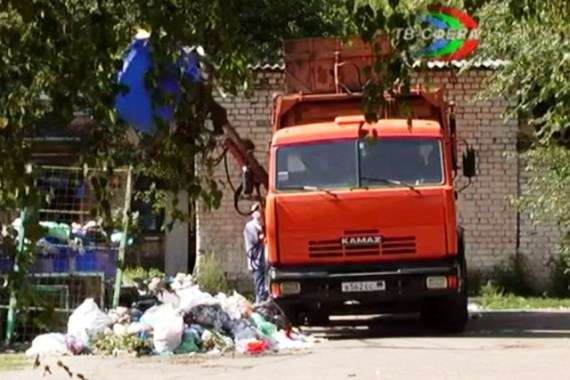 Как в Харцызске убирают мусор
