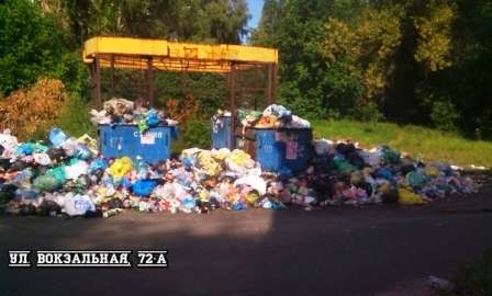 Центр Харцызска завален мусором