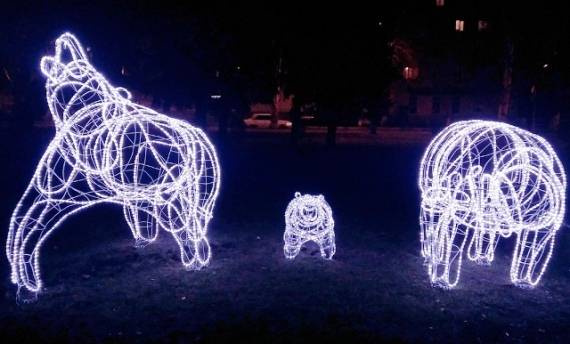 Семейка медведей на площади Харцызска