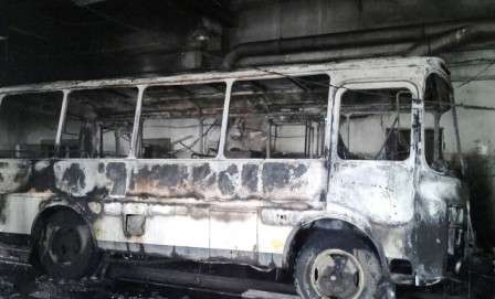 В Макеевке полностью сгорел автобус