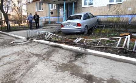 В Харцызске автомобиль врезался в дом