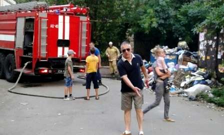 В Харцызске загорелся мусор