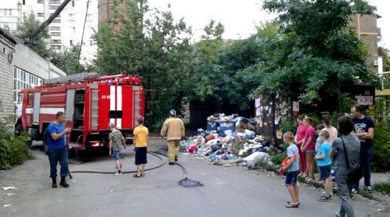 В Харцызске воспламенился мусор