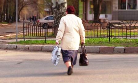 В Харцызске ограбили пожилую женщину
