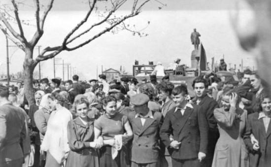 Город Сталино, первомайская демонстрация на улице Артема, 1956 год