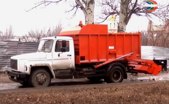 Харцызск, мусороуборочная машина