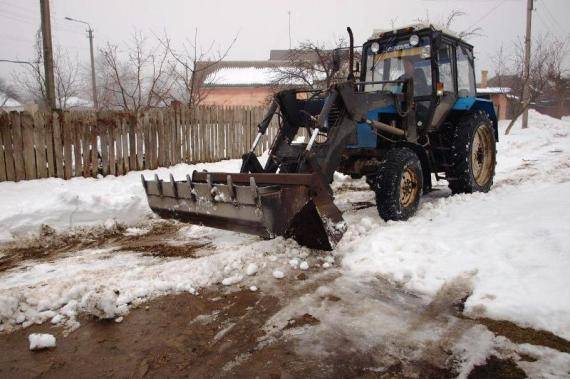 Очистка дорог Харцызска от снежной каши