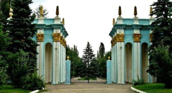 Триумфальная арка в парке Чехова, Харцызск