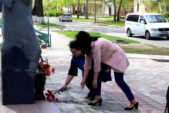 Виктория Жукова и Наталья Бондаренко возлагают цветы