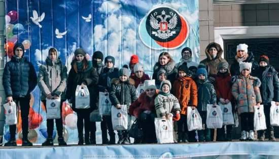 Дети погибших военнослужащих из Харцызска получили сладкие подарки