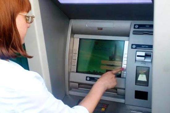 Снятие денег в банкомате ЦРБ ДНР