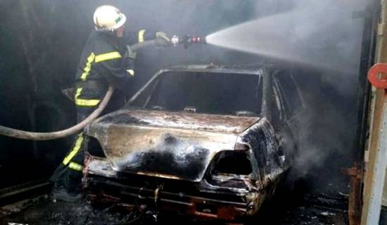 В Харцызске пожар уничтожил гараж и автомобиль