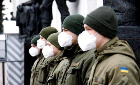 На улицы украинских городов вывели военных