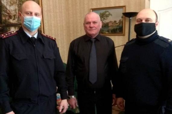 Майор полиции в отставке Олега Соломатина - в центре