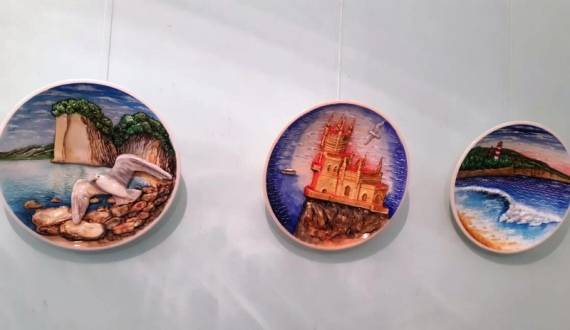 Выставка тарелок в музее истории Харцызска