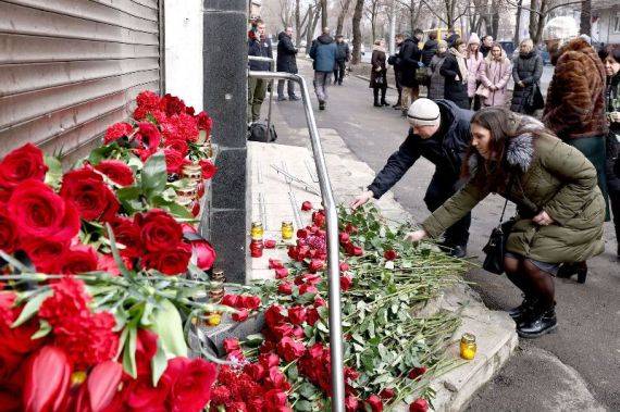 Жители Донецка несут цветы к месту гибели мирных жителей в Донецке